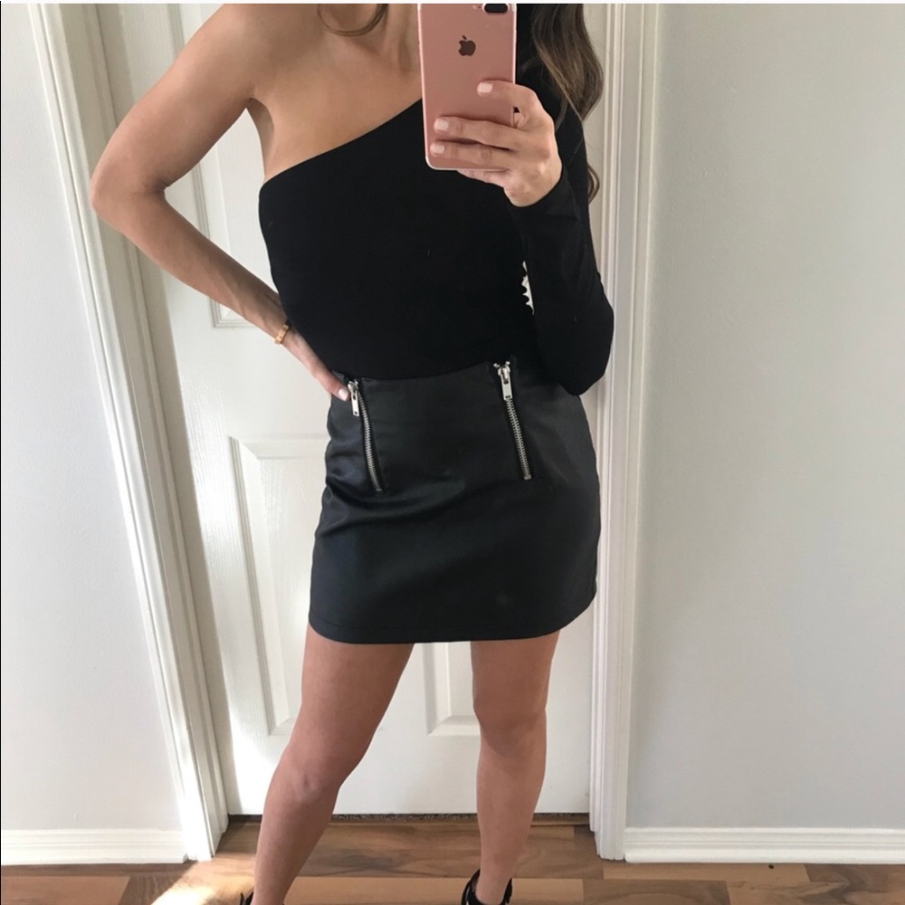 SOLD❌ REPOSH • Black Off The Shoulder Top